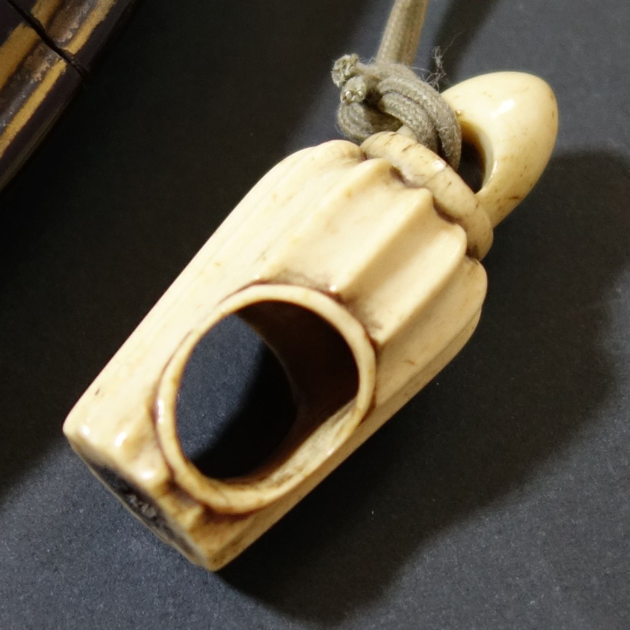 印籠 根付 【 麒麟 高蒔絵 印籠 ／ 鹿角 彫刻 宝塔 根付 】 漆器 骨董