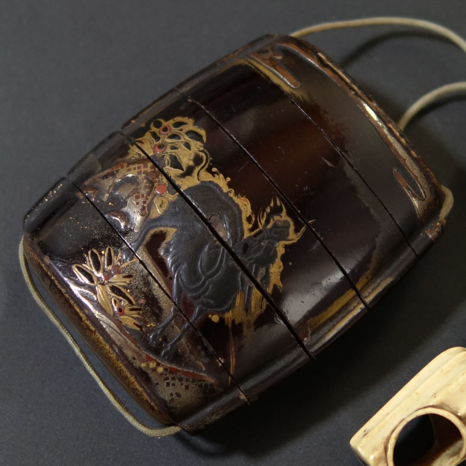 印籠 根付 【 麒麟 高蒔絵 印籠 ／ 鹿角 彫刻 宝塔 根付 】 漆器 骨董