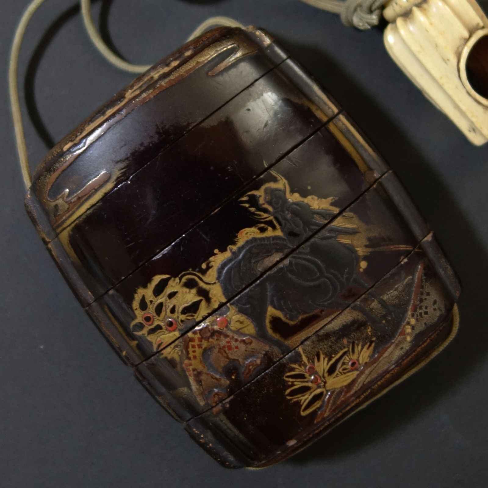 印籠 根付 【 麒麟 高蒔絵 印籠 ／ 鹿角 彫刻 宝塔 根付 】 漆器 骨董