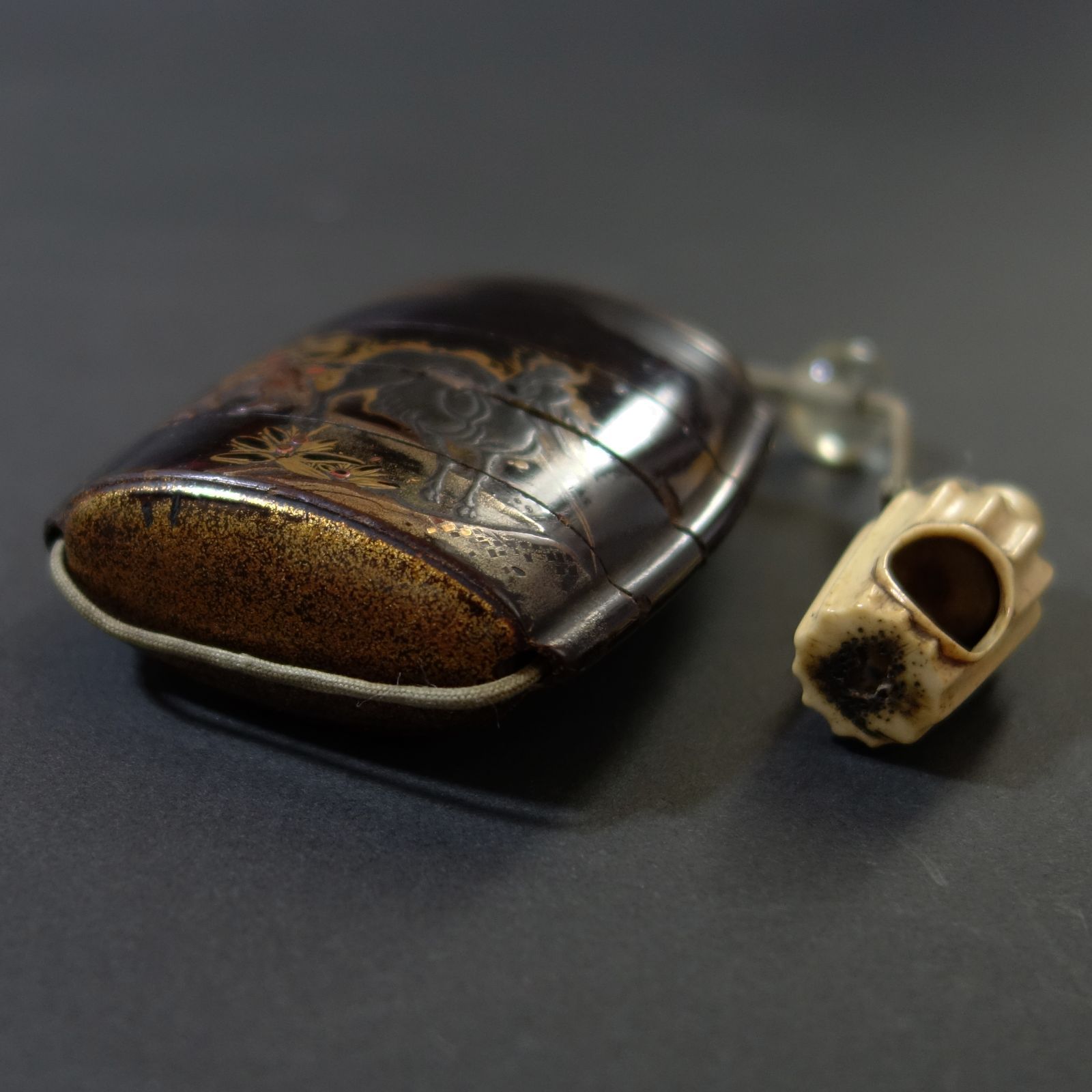 印籠　根付あり 印籠 根付 【 麒麟 高蒔絵 印籠 ／ 鹿角 彫刻 宝塔 根付 】 漆器 骨董