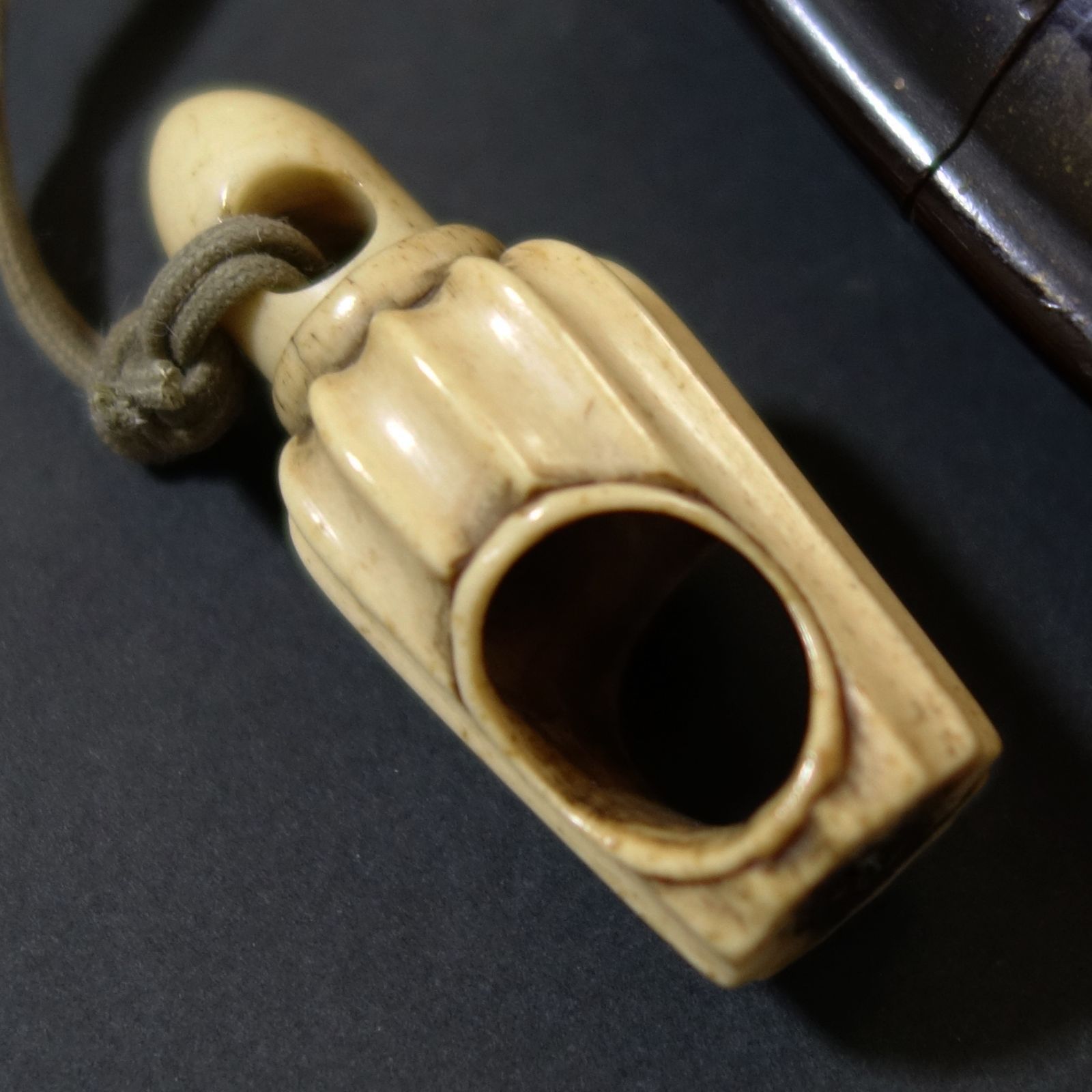 印籠　角根付 印籠 根付 【 麒麟 高蒔絵 印籠 ／ 鹿角 彫刻 宝塔 根付 】 漆器 骨董