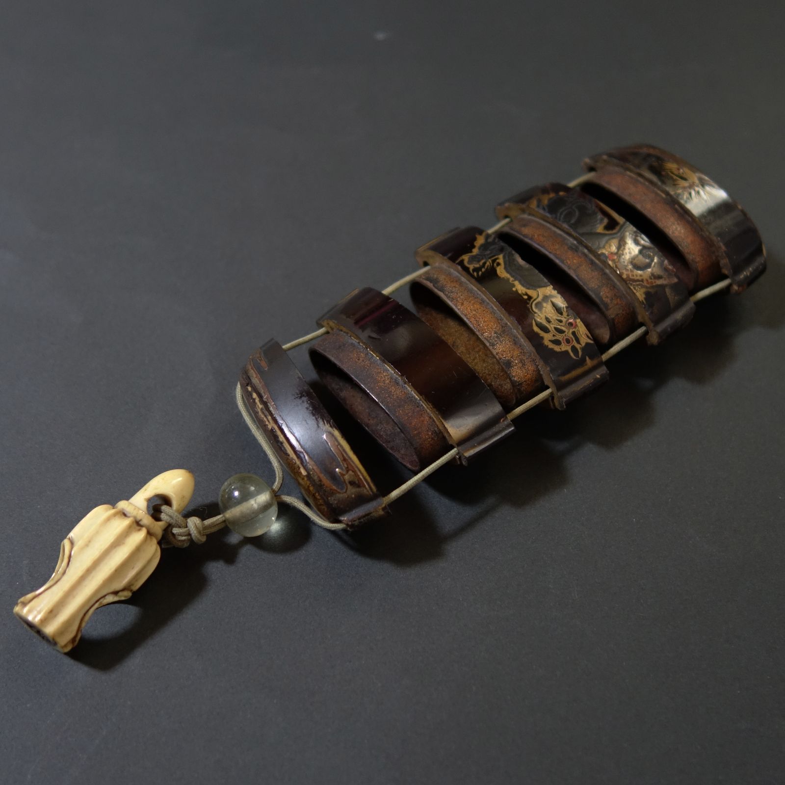 印籠 根付 【 麒麟 高蒔絵 印籠 ／ 鹿角 彫刻 宝塔 根付 】 漆器 骨董