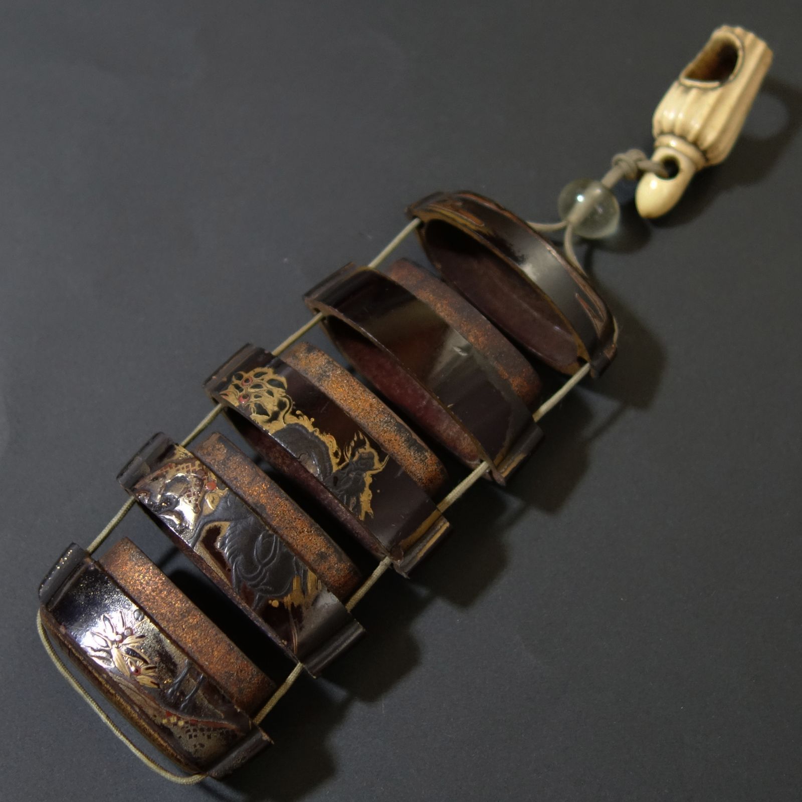 印籠 根付 【 麒麟 高蒔絵 印籠 ／ 鹿角 彫刻 宝塔 根付 】 漆器 骨董