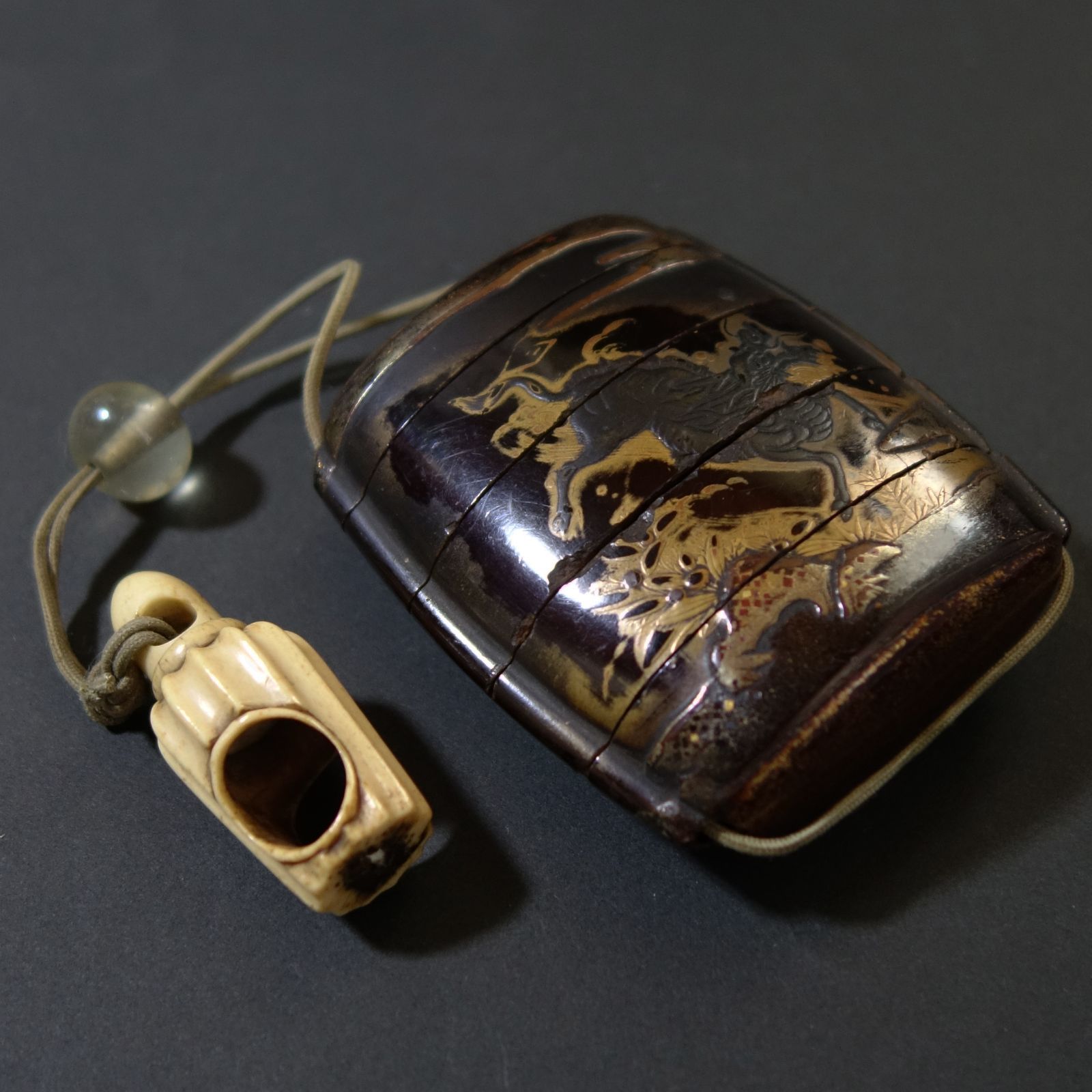 印籠 根付 【 麒麟 高蒔絵 印籠 ／ 鹿角 彫刻 宝塔 根付 】 漆器 骨董