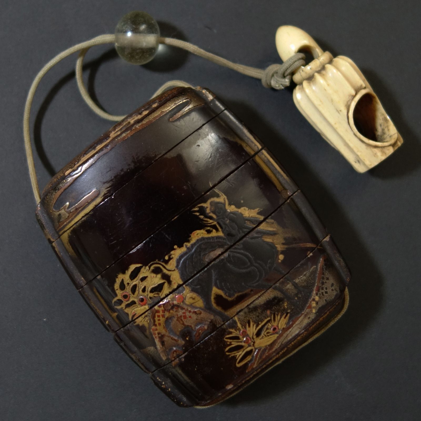 印籠 根付 【 麒麟 高蒔絵 印籠 ／ 鹿角 彫刻 宝塔 根付 】 漆器 骨董