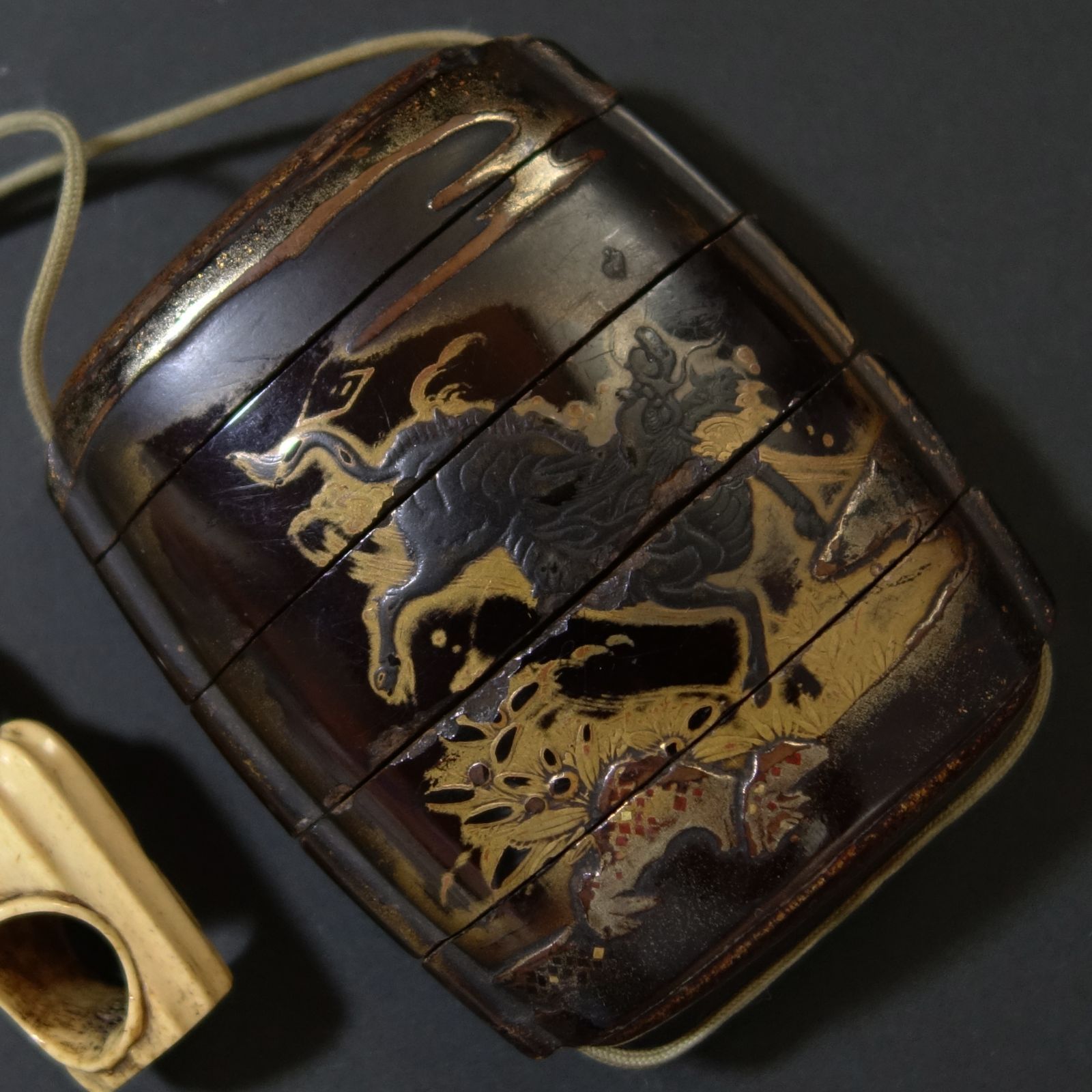 印籠 根付 【 麒麟 高蒔絵 印籠 ／ 鹿角 彫刻 宝塔 根付 】 漆器 骨董