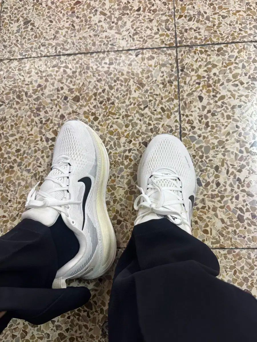 ナイキ ボメロ18 白 レディース スニーカー 240