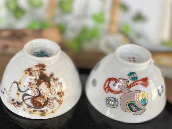メーカー直送 九谷焼 飯碗 茶碗 ペア 風神雷神&宝尽くし 磁器 軽量
