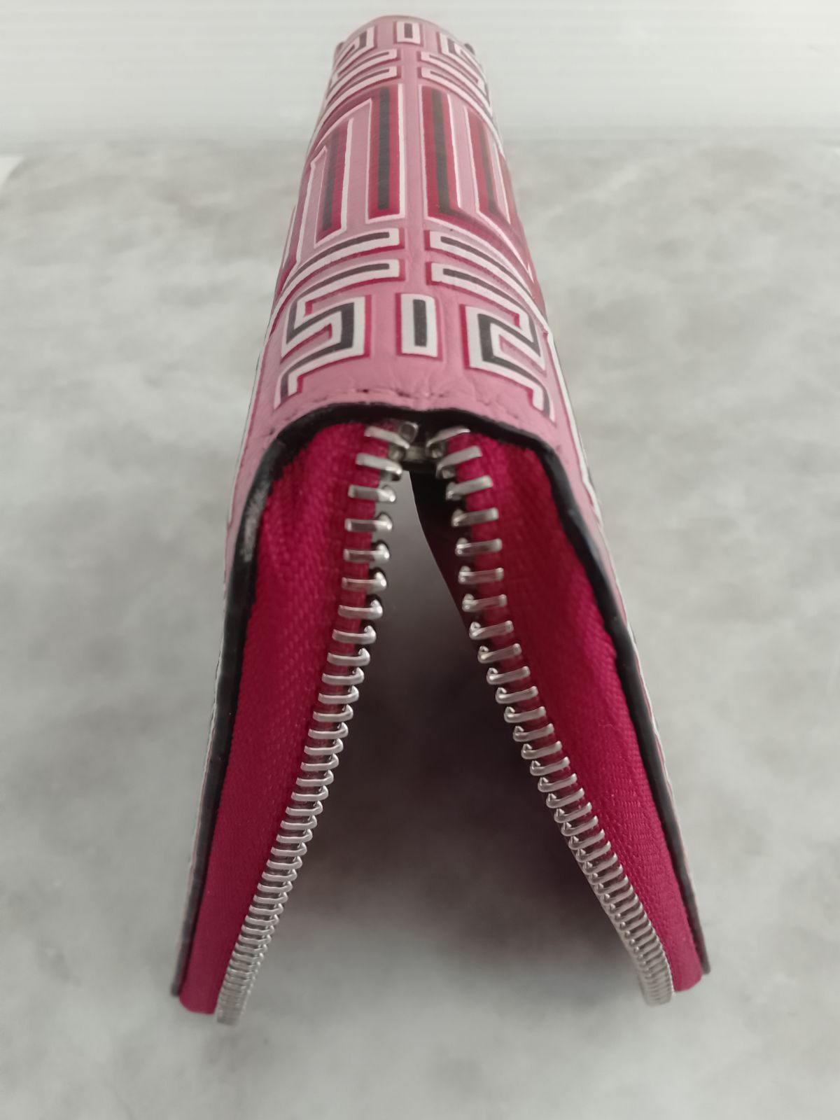 メイズ スクエアジップウォレット