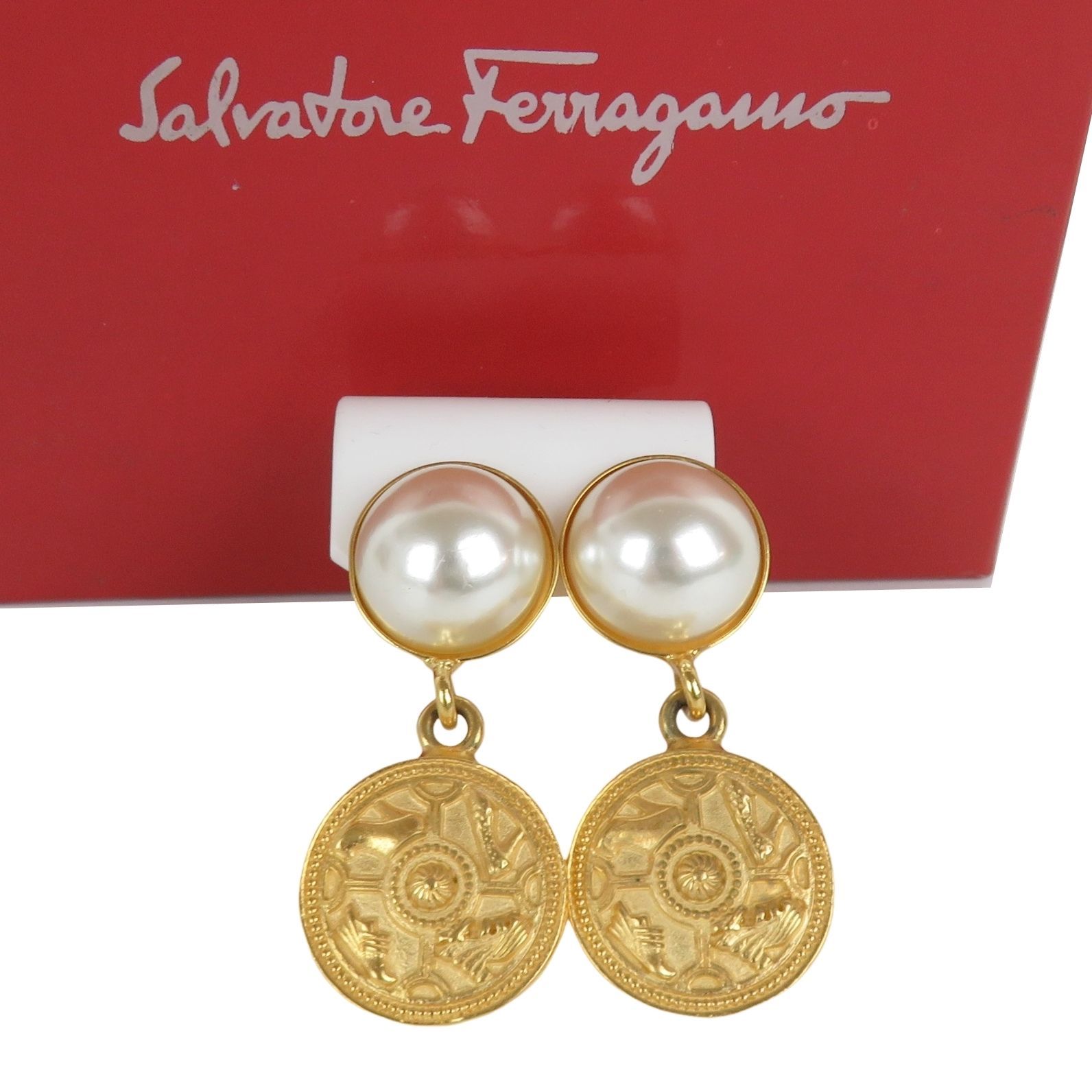 Salvatore Ferragamo サルヴァトーレ・フェラガモ フェイクパール クリップイヤリング メダル ゴールドカラー イタリア製 ヴィンテージ 外箱付 rk10010