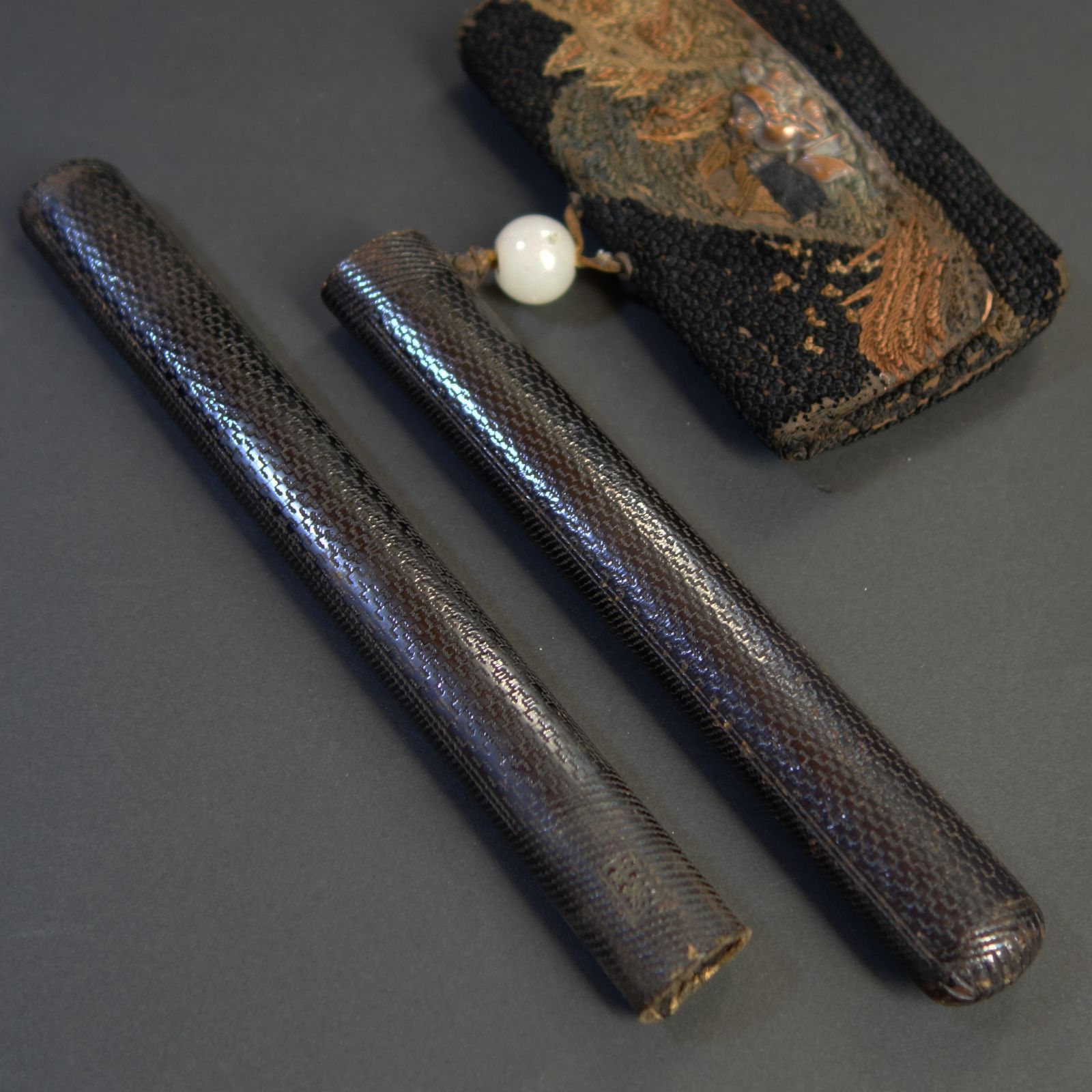 煙草入相良刺繍／達磨図前金具／美品煙管筒 五】相良刺繍煙草入 人物前金具 漆竹彫煙管筒 キセル 梅壺緒締玉 在銘