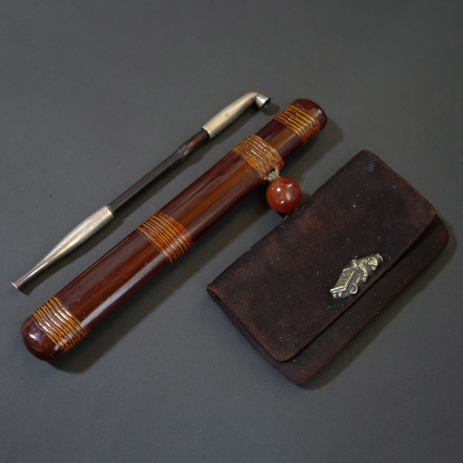 骨董 アンティーク 煙管 煙草入れetc 煙管 煙管筒 煙草入 【 煙管 銀製 ／ 煙管筒 漆塗製 ／ 煙草入 革製