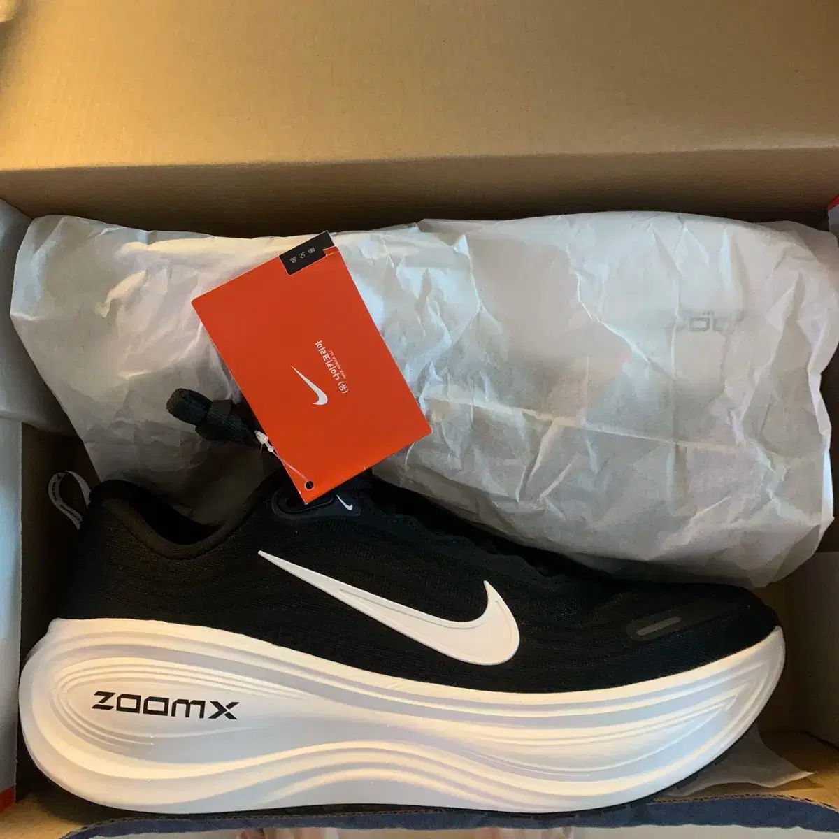 275 NIKE ボメロ PLUS 白黒