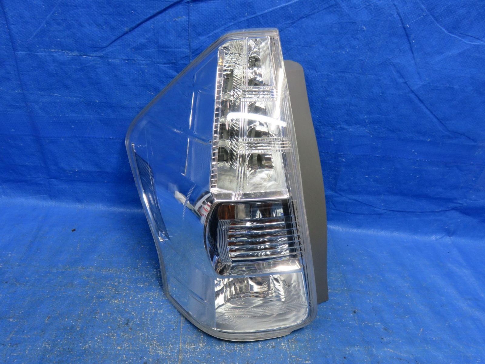 プリウスα テールランプ 右 運転席 47-46 前期 破損無 点灯確認済 純正 LA7480* 点灯OK トヨタ プリウスα 40系 (左) テールライト