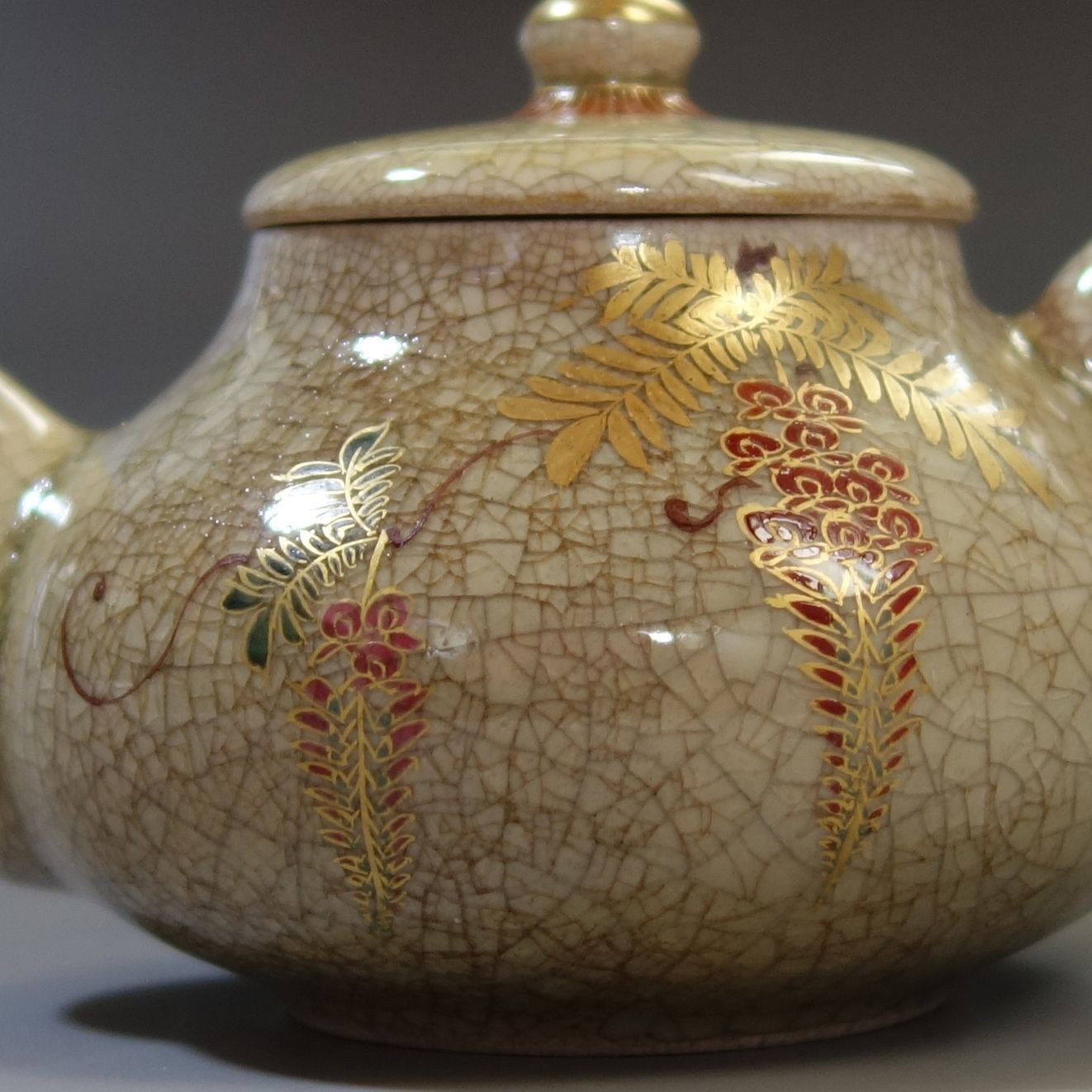 薩摩焼 【 薩摩焼 平岡製 色絵金襴手 檜扇鶴藤紋 煎茶碗急須セット