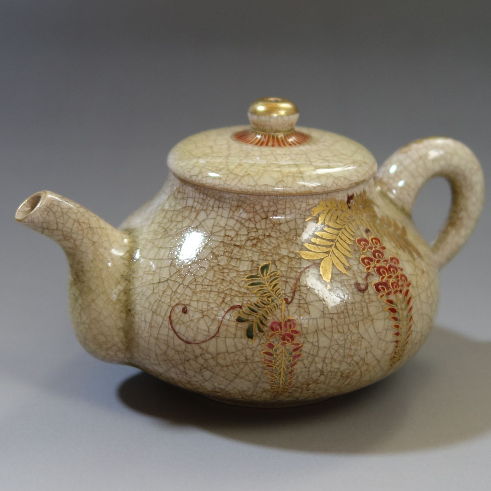 薩摩焼 【 薩摩焼 平岡製 色絵金襴手 檜扇鶴藤紋 煎茶碗急須セット