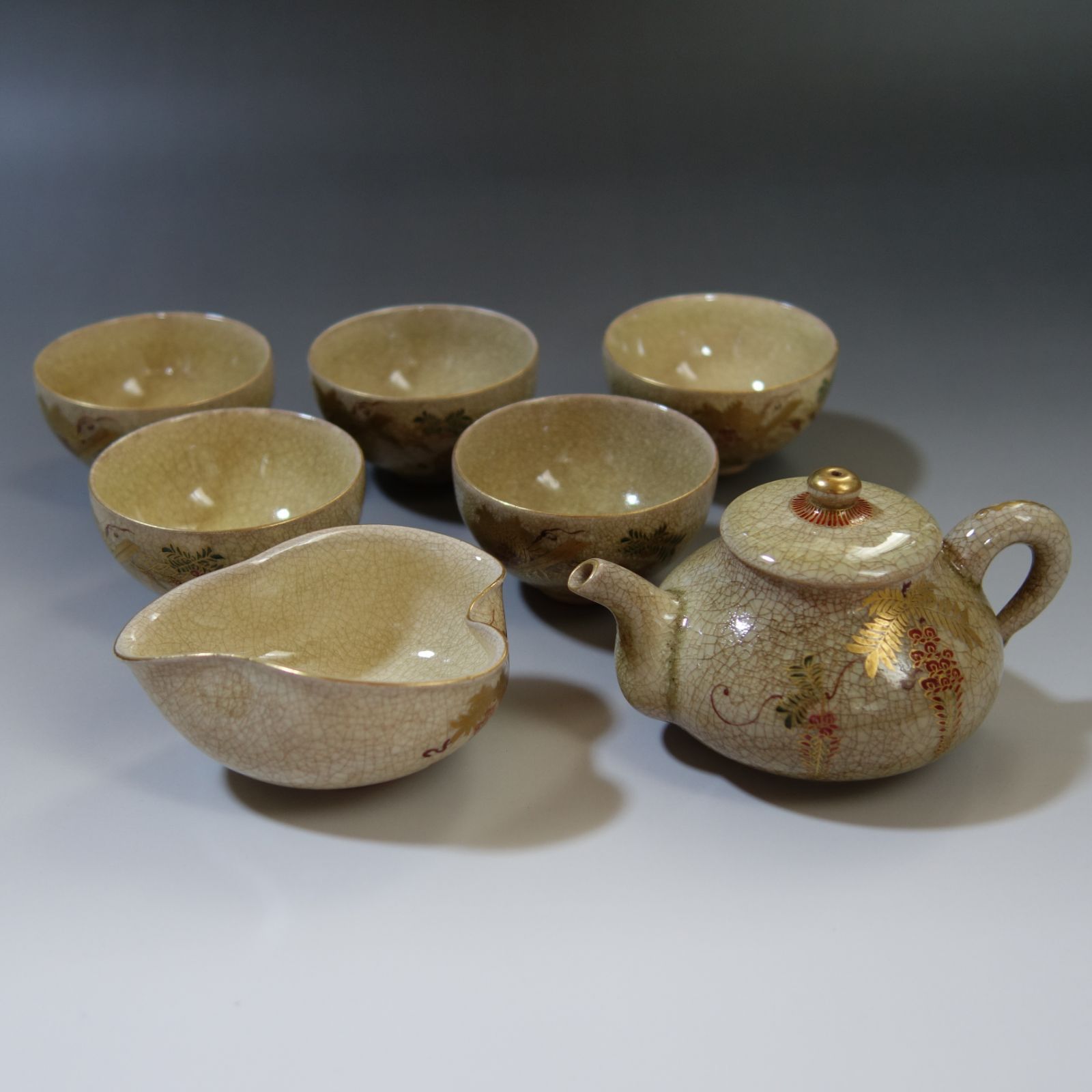 薩摩焼 【 薩摩焼 平岡製 色絵金襴手 檜扇鶴藤紋 煎茶碗急須セット