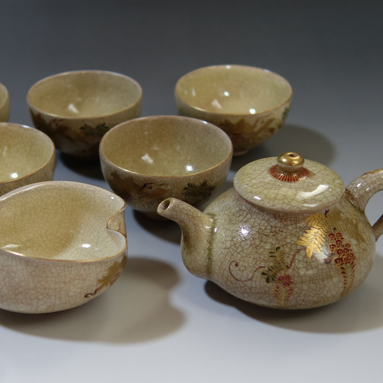 薩摩焼 【 薩摩焼 平岡製 色絵金襴手 檜扇鶴藤紋 煎茶碗急須セット