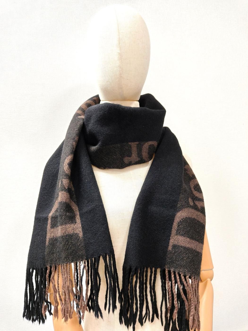 Dior マフラー カシミヤ デカロゴ フリンジ ブラック スコットランド製 Christian Dior ディオール ロゴ柄 フリンジ マフラー ウール カシミヤ