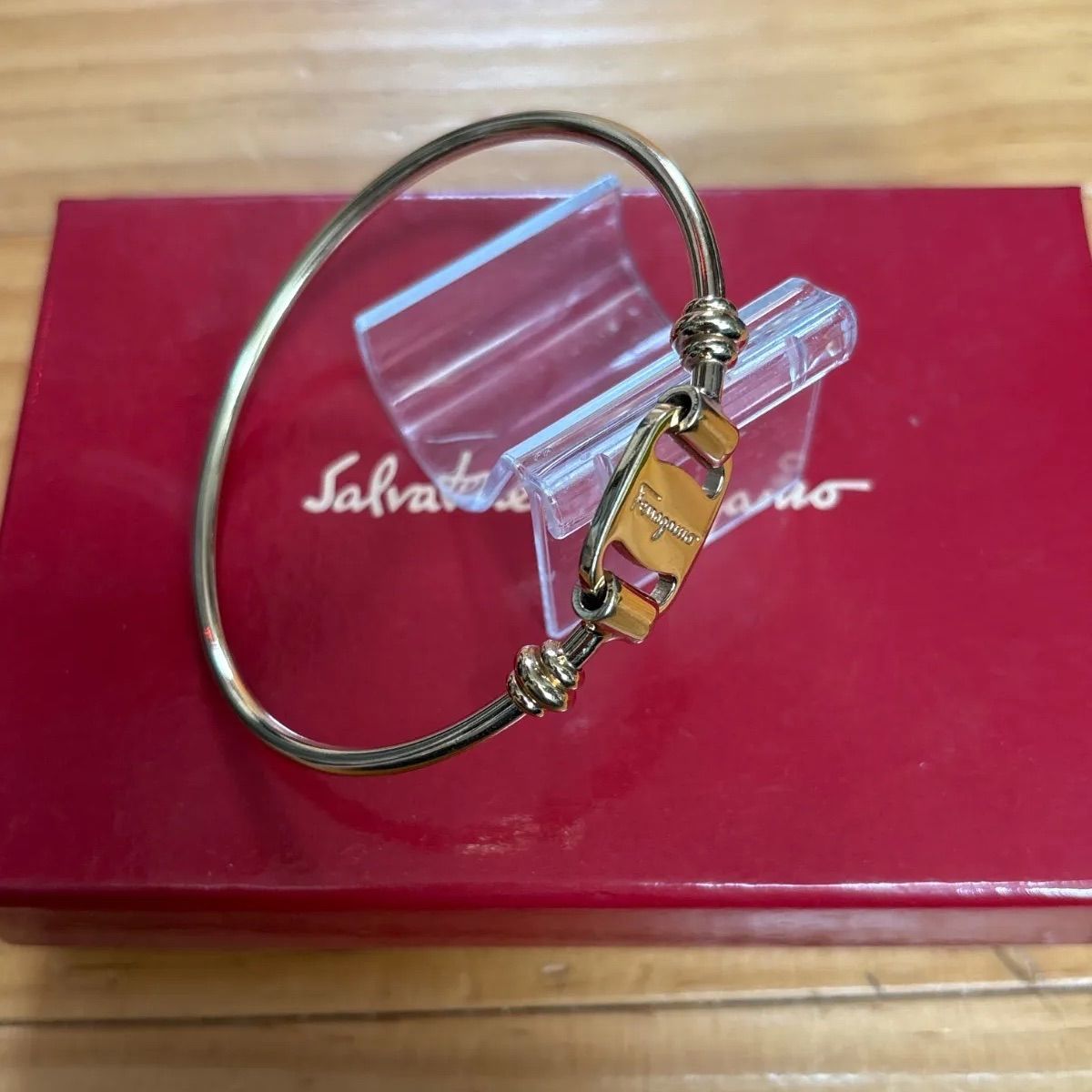 Salvatore Ferragamo サルヴァトーレフェラガモ バングル ブレス ゴールド レディース