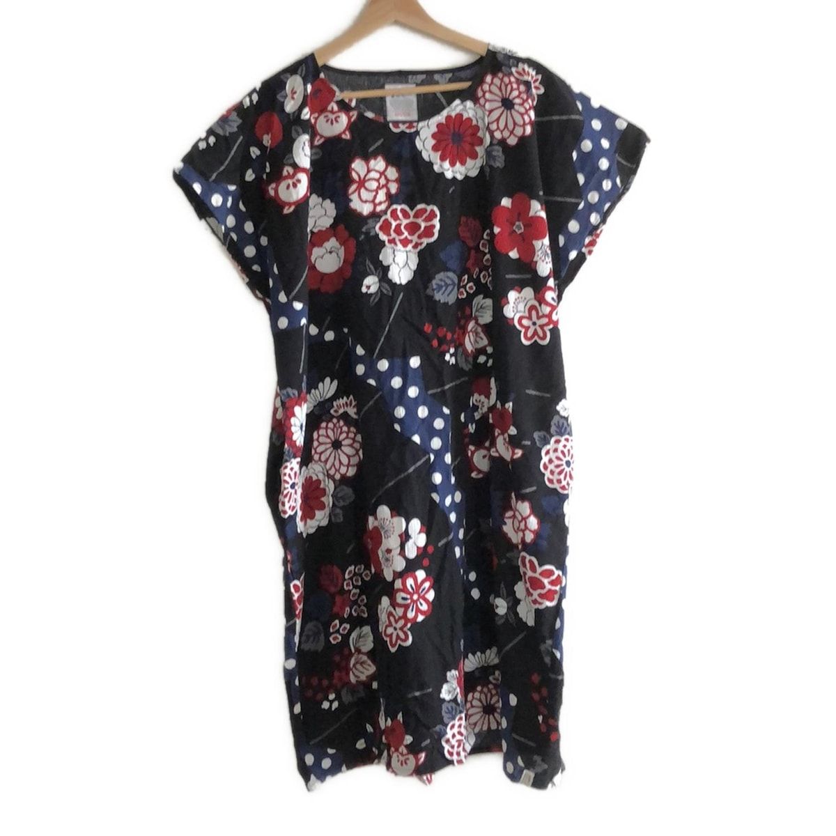 SOU SOU ソウソウ ワンピース レディース - 黒×レッド×マルチ クルーネック 半袖 ひざ丈 花柄