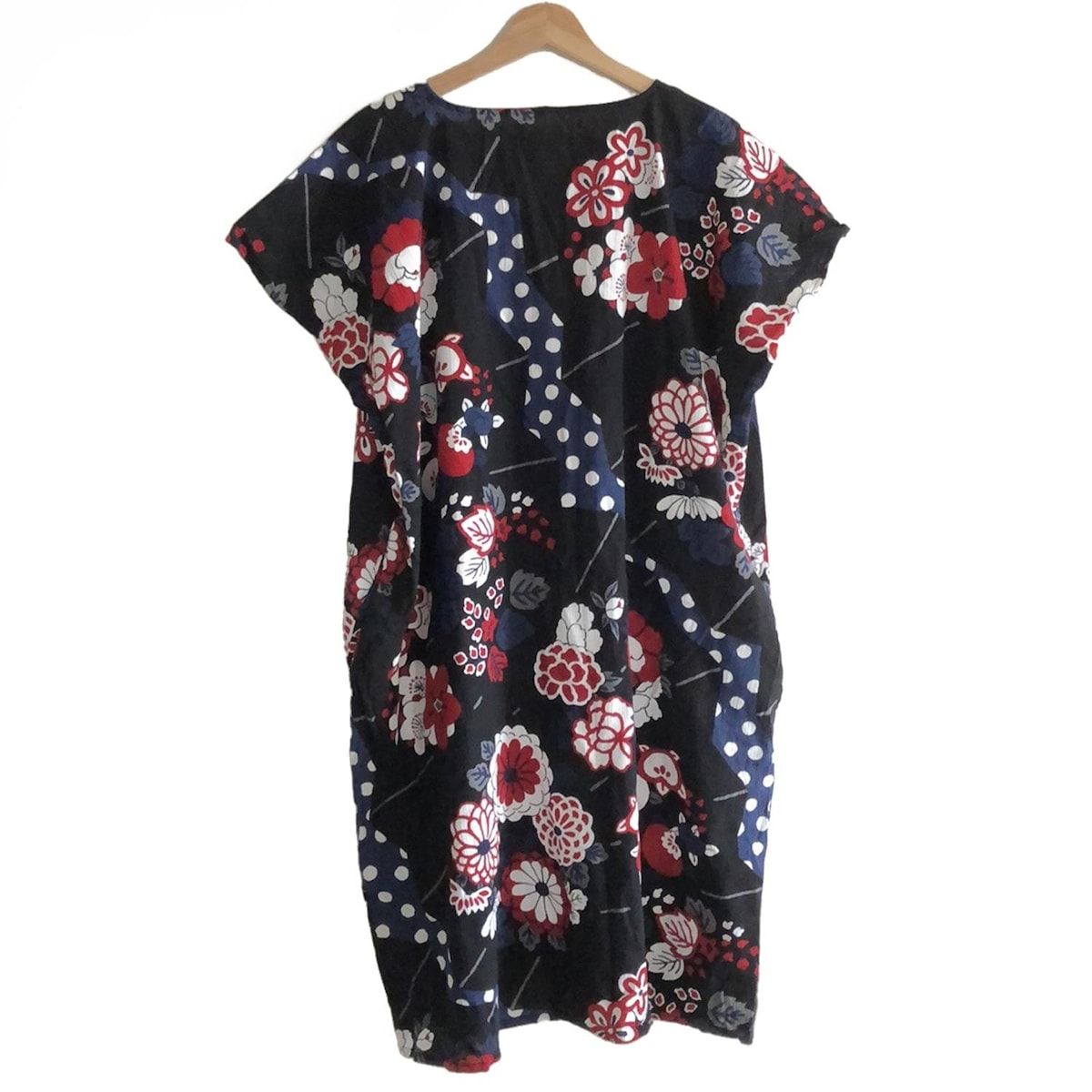 SOU ソウソウ ワンピース レディース - 黒×レッド×マルチ クルーネック 半袖 ひざ丈 花柄