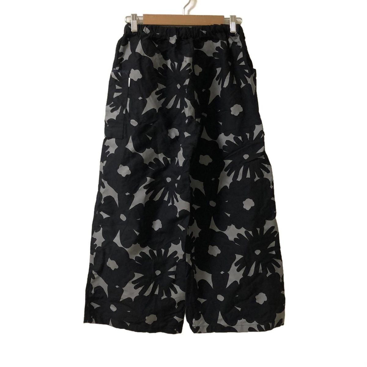 SOU SOU ソウソウ パンツ サイズS レディース - 黒×グレー クロップド 半端丈 ウエストゴム 花柄