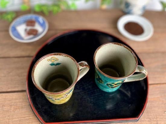 メーカー直送 九谷焼 ペアマグカップ 黄塗り金糸梅に鳥＆丸紋松竹梅緑塗り 裏絵 WWW_OPDRERGINERDOGAN_COM