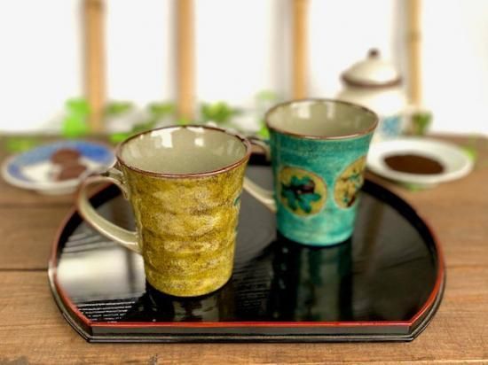 メーカー直送 九谷焼 ペアマグカップ 黄塗り金糸梅に鳥&丸紋松竹梅緑塗り 裏絵