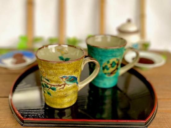 メーカー直送 九谷焼 ペアマグカップ 黄塗り金糸梅に鳥＆丸紋松竹梅緑塗り 裏絵