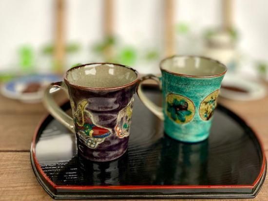 メーカー直送 九谷焼 ペアマグカップ 宝尽くし紫塗り&丸紋松竹梅緑塗り 裏絵