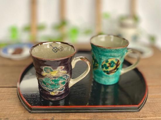 メーカー直送 九谷焼 ペアマグカップ 宝尽くし紫塗り＆丸紋松竹梅緑塗り 裏絵