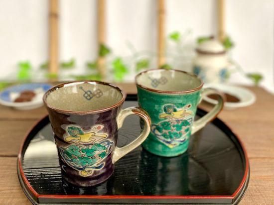 メーカー直送 九谷焼 ペアマグカップ 宝尽くし 紫&緑塗り 中裏絵