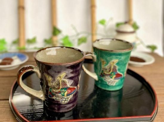 メーカー直送 九谷焼 ペアマグカップ 宝尽くし 紫&緑塗り 中裏絵