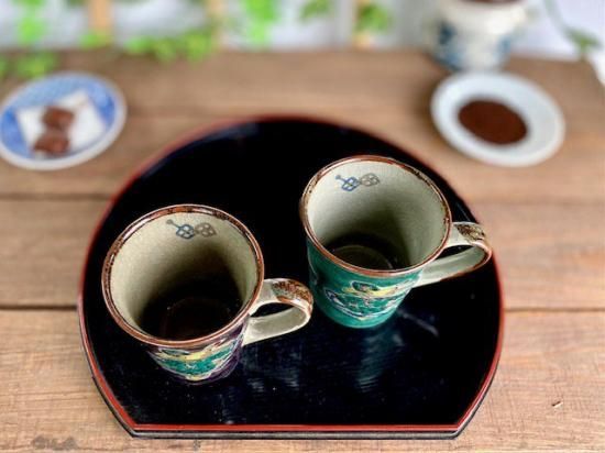 メーカー直送 九谷焼 ペアマグカップ 宝尽くし 紫＆緑塗り 中裏絵 WWW_OPDRERGINERDOGAN_COM