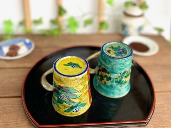 メーカー直送 九谷焼 ペアマグカップ 吉田屋木米ツートン＆丸紋松竹梅緑塗り 裏絵 WWW_OPDRERGINERDOGAN_COM