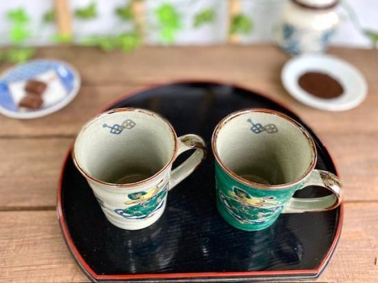 メーカー直送 九谷焼 ペアマグカップ 宝尽くし＆宝尽くし緑塗り 裏絵 WWW_OPDRERGINERDOGAN_COM