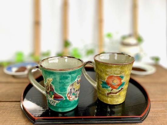 メーカー直送 九谷焼 ペアマグカップ 宝尽くし緑塗り&椿に鳥黄塗り 裏絵