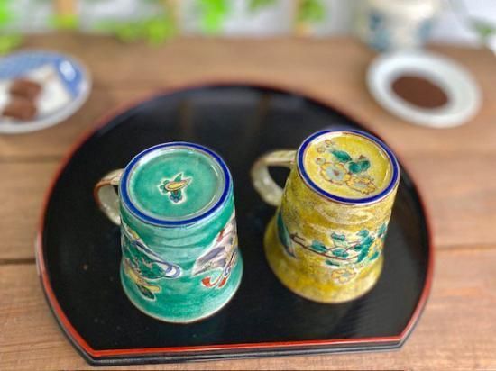 メーカー直送 九谷焼 ペアマグカップ 宝尽くし緑塗り ＆金糸梅に鳥黄塗り 裏絵 WWW_OPDRERGINERDOGAN_COM