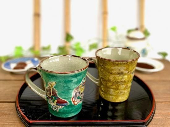 メーカー直送 九谷焼 ペアマグカップ 宝尽くし緑塗り &金糸梅に鳥黄塗り 裏絵