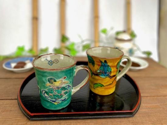 メーカー直送 九谷焼 ペアマグカップ 宝尽くし緑塗り 中裏絵&吉田屋花鳥 下塗り