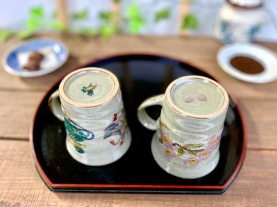 メーカー直送 九谷焼 ペアマグカップ 宝尽くし＆ソメイヨシノ 中裏絵 WWW_OPDRERGINERDOGAN_COM