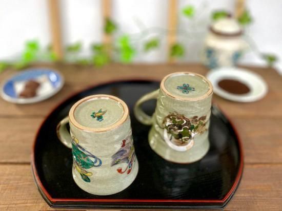 メーカー直送 九谷焼 ペアマグカップ 宝尽くし＆風神雷神 中裏絵 WWW_OPDRERGINERDOGAN_COM
