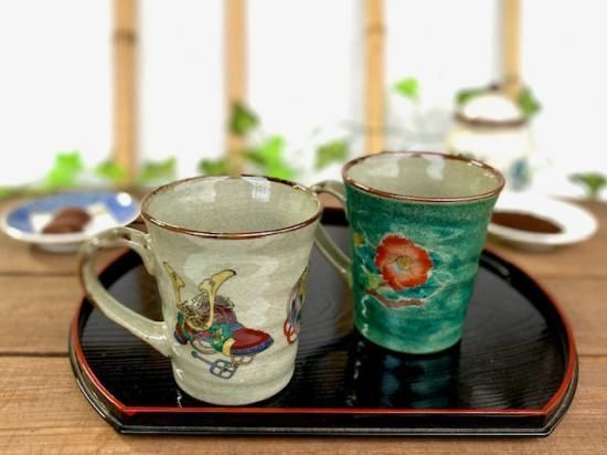 メーカー直送 九谷焼 ペアマグカップ 宝尽くし&椿に鳥緑塗り 裏絵