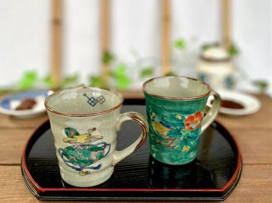 メーカー直送 九谷焼 ペアマグカップ 宝尽くし&椿に鳥緑塗り 裏絵