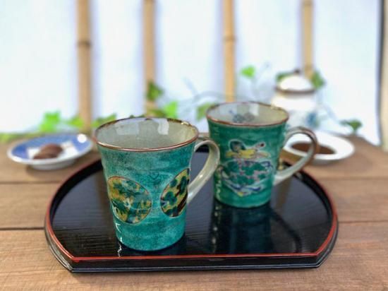 メーカー直送 九谷焼 ペアマグカップ 吉田屋丸紋松竹梅緑塗り＆宝尽くし緑塗り 裏絵