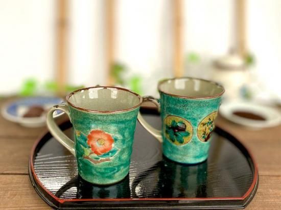 メーカー直送 九谷焼 ペアマグカップ 椿に鳥緑塗り&吉田屋丸紋松竹梅緑塗り 裏絵