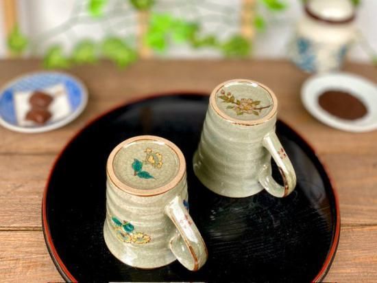 メーカー直送 九谷焼 ペアマグカップ 金糸梅に鳥＆しだれ桜 中裏絵 WWW_SMP1DAWEKUDUS_SCH_ID