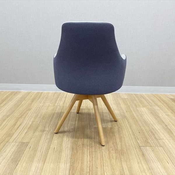  ミーティングチェア 肘付 ライブスワークチェア 木脚 オカムラ ライトグレー 背面 ダークブルー シンプルデザイン オフィスチェア ワークチェア 椅子 チェア