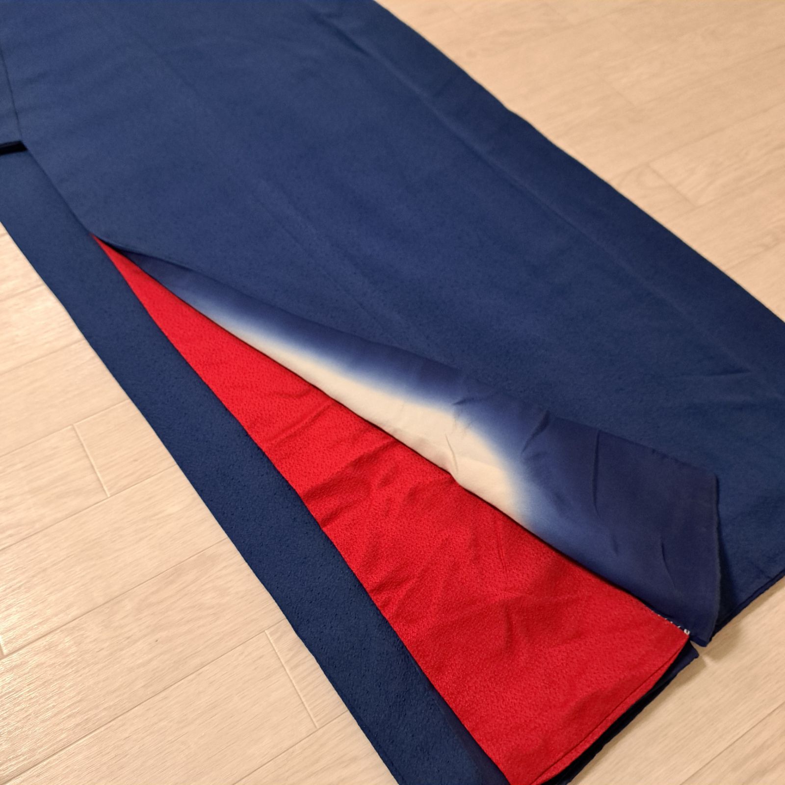 濃いブルーの無地振袖